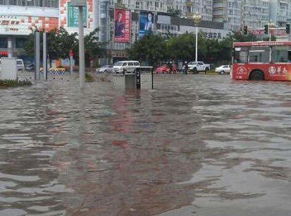 长江中下游等地暴雨成“河” 考生“跨海”赶考
