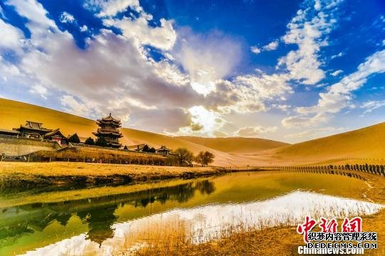 图为夕阳西下时分，月牙泉呈现出沙、泉交相辉映的如画景色。　王斌银　摄
