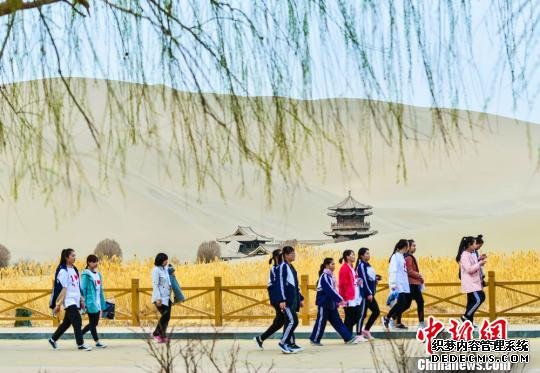 图为月牙泉畔往来不绝的游客。　王斌银　摄