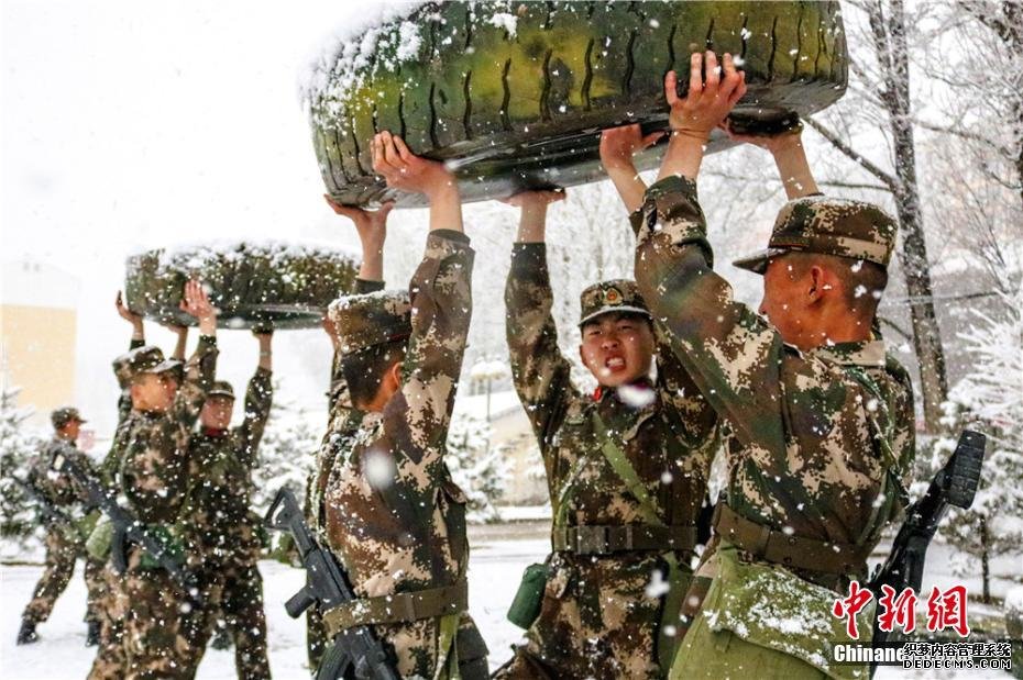 甘肃张掖森警雪中练兵锤炼意志