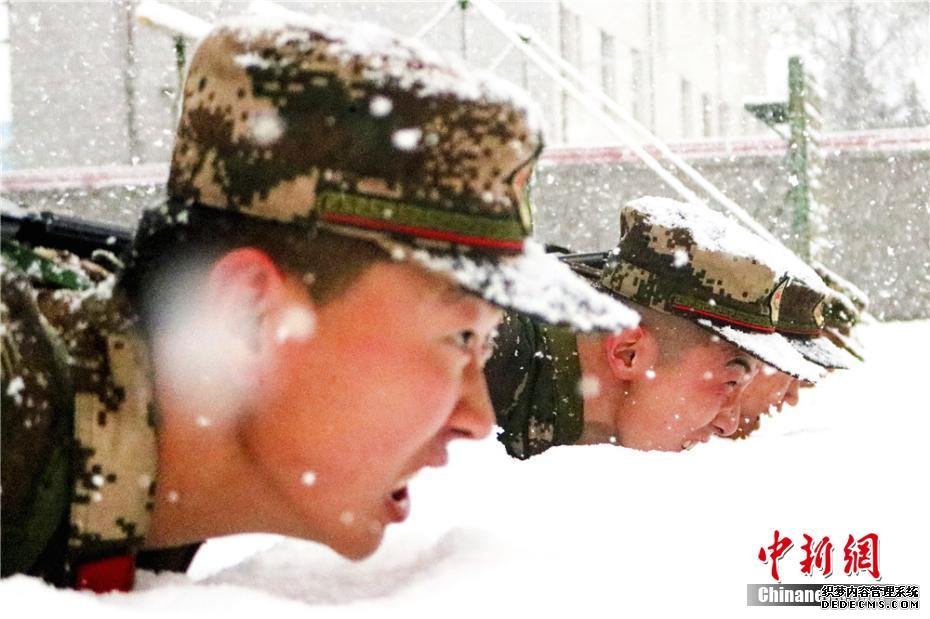 甘肃张掖森警雪中练兵锤炼意志