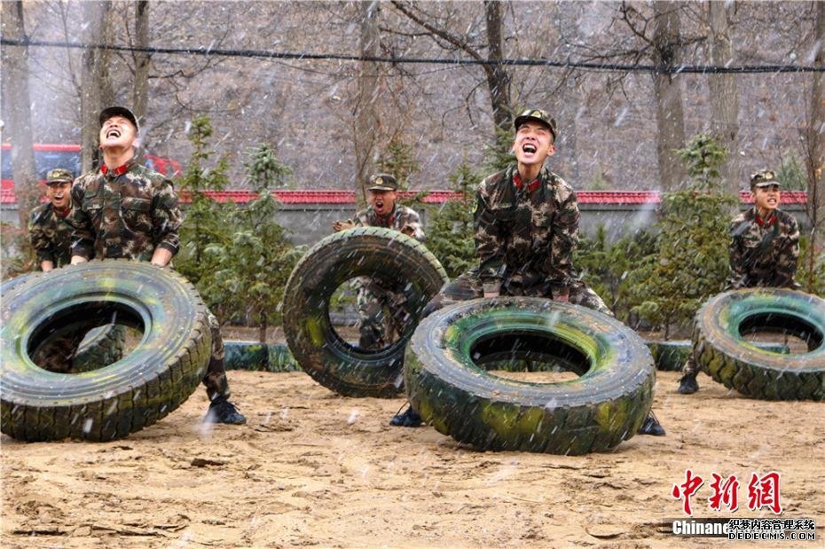 甘肃张掖森警雪中练兵锤炼意志