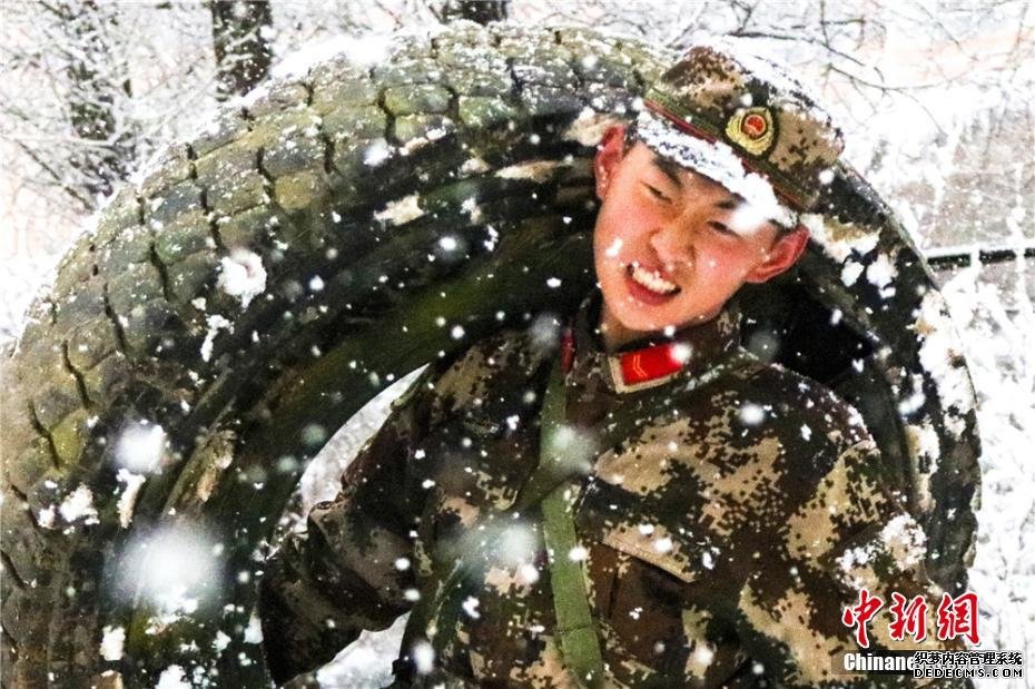 甘肃张掖森警雪中练兵锤炼意志