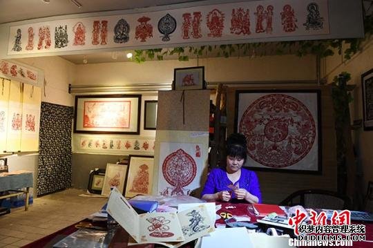 敦煌印象：农妇何克风的“指尖莫高窟”（图）
